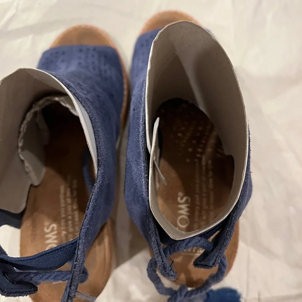 Toms Elba Boots  Women’s Size 7.5 Peep Toe Perforated Ankle Blue Bootie Suede - Picture 10 of 11